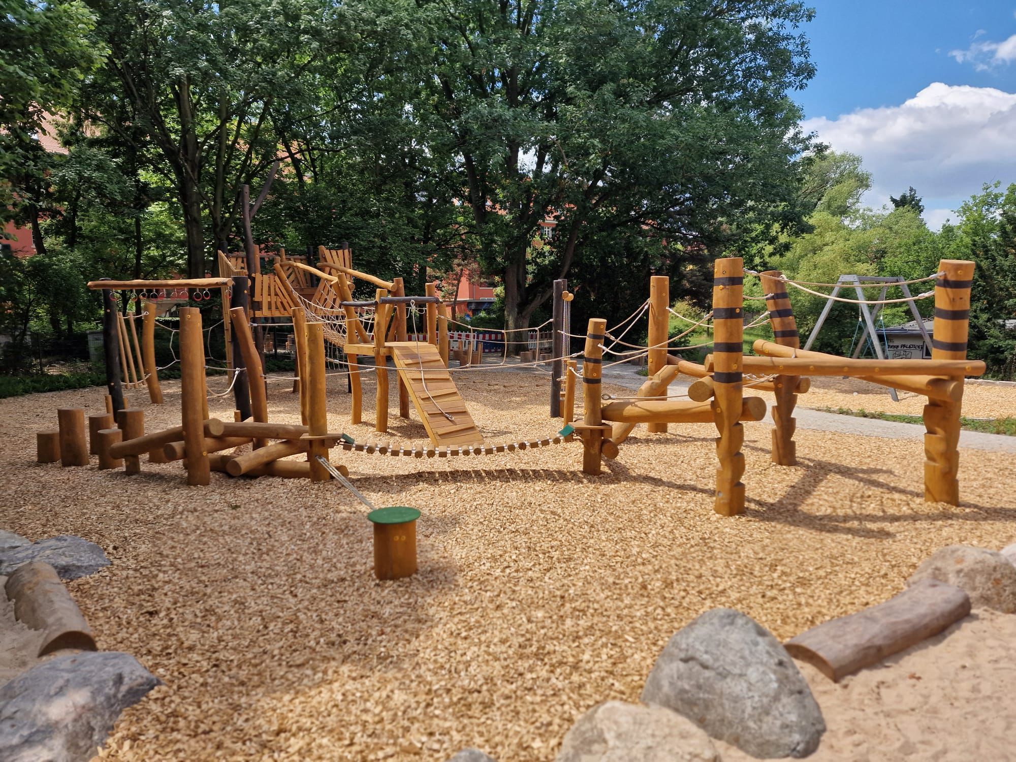 Spielplatzbau Bad Kreuznach - Moderner Holz-Spielplatz mit KlettergerĂĽst