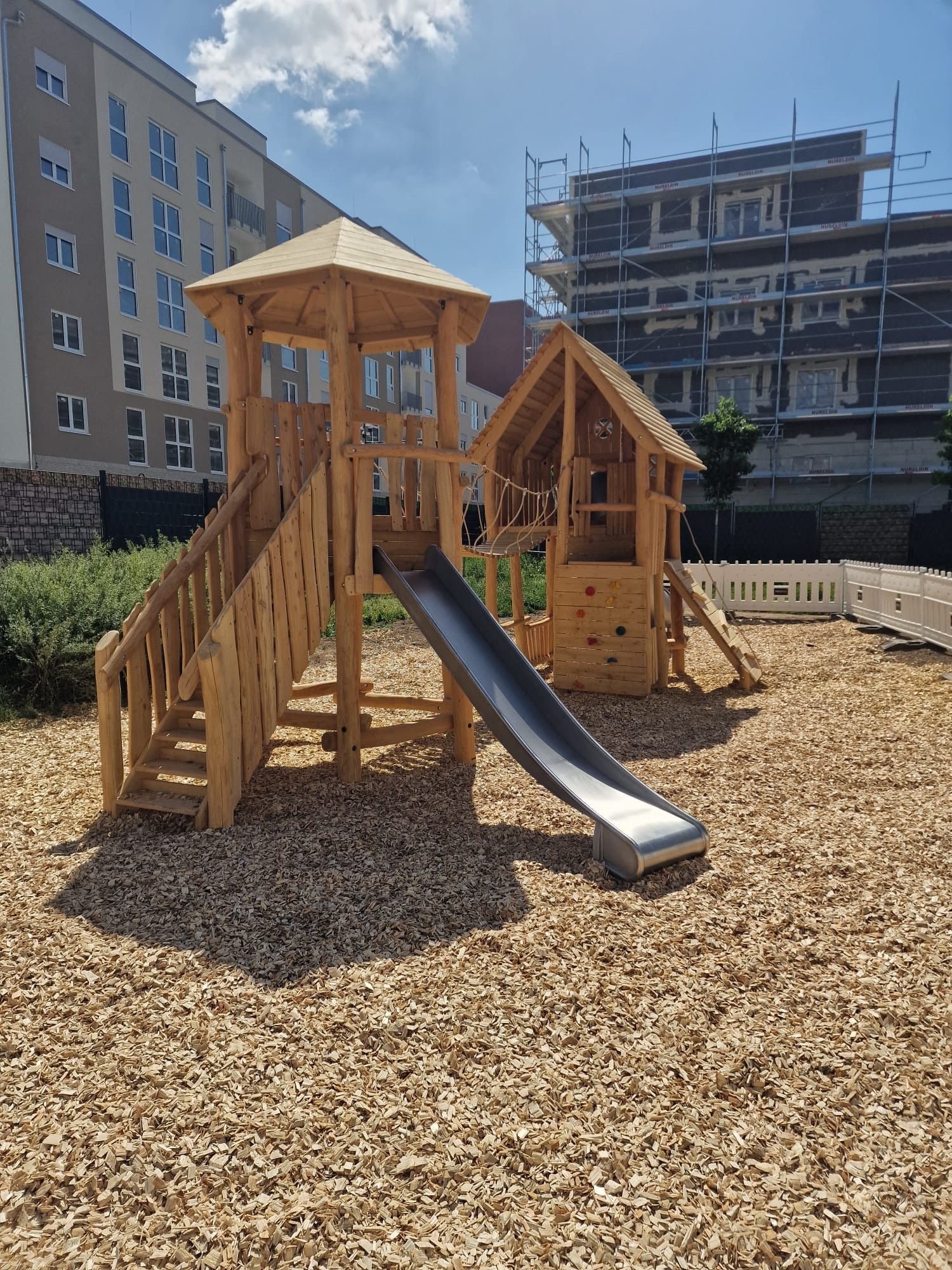 Von Moshrif Spielplatzbau errichtete Spiellandschaft aus Robinienholz in Frankfurt