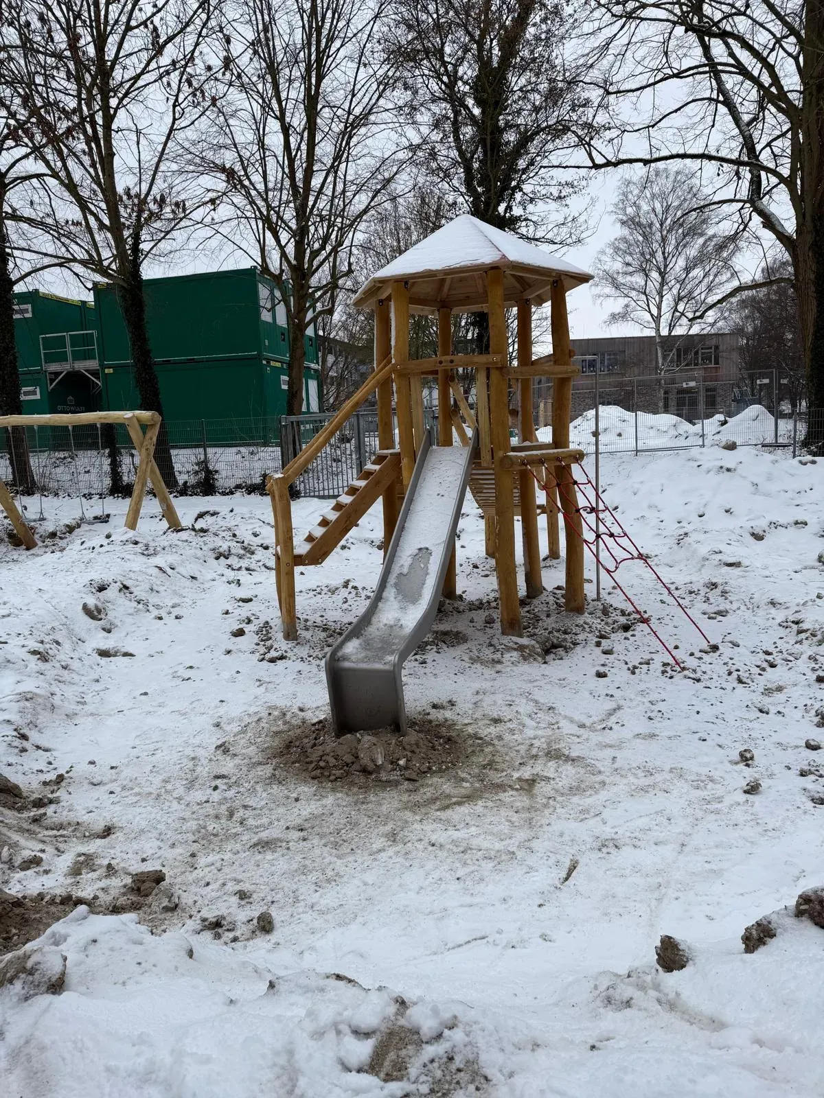 Holz-Spielanlage mit Turm, Rutsche und Schaukeln, montiert von Moshrif Spielplatzbau in Hamburg, Foto 3