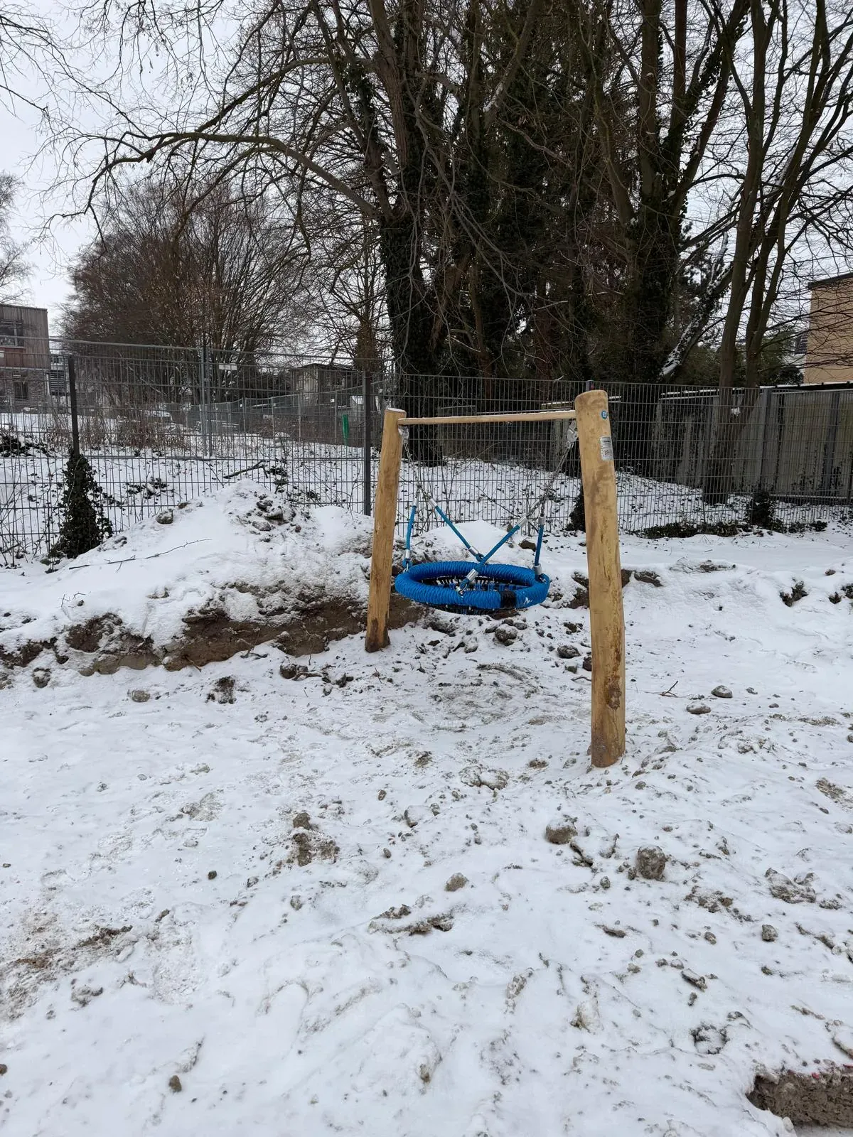Holz-Spielanlage mit Turm, Rutsche und Schaukeln, montiert von Moshrif Spielplatzbau in Hamburg, Foto 6
