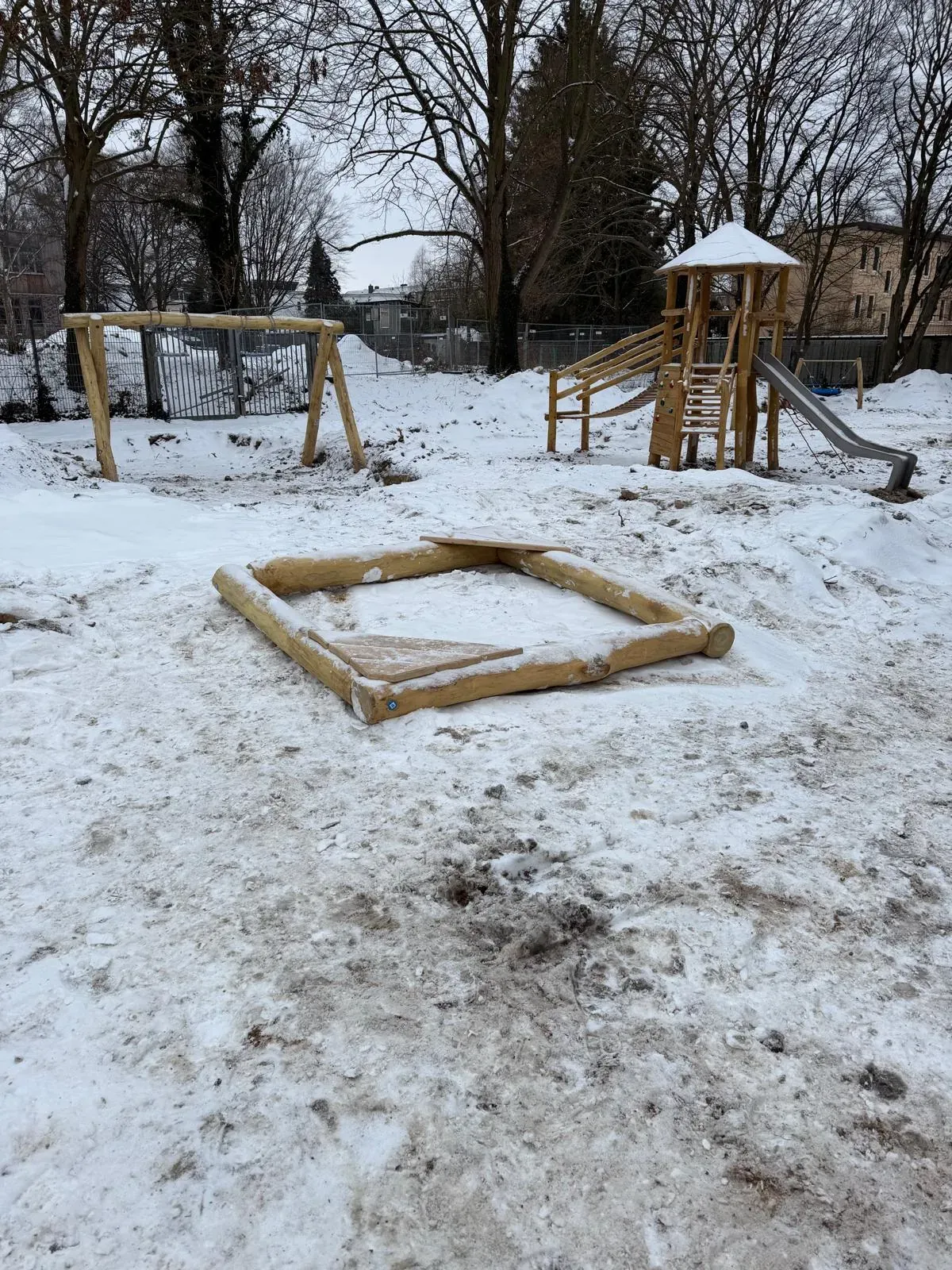 Holz-Spielanlage mit Turm, Rutsche und Schaukeln, montiert von Moshrif Spielplatzbau in Hamburg, Foto 7