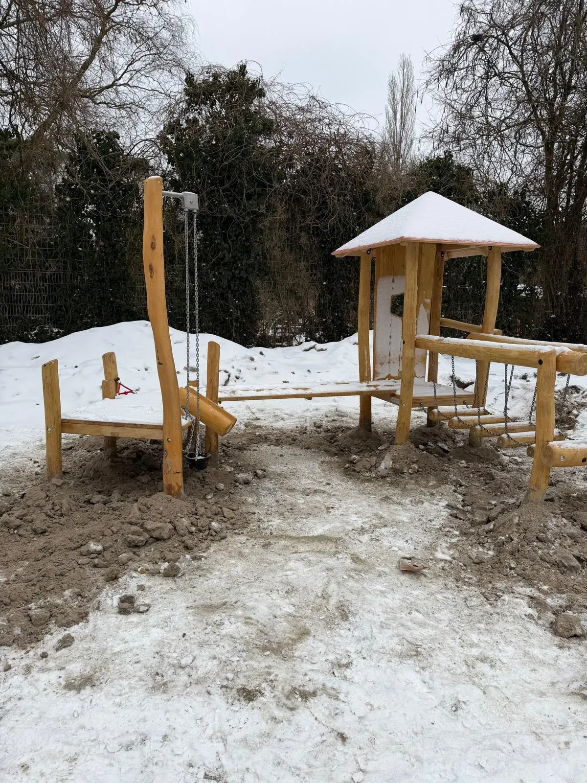 Holz-Spielanlage mit Turm, Rutsche und Schaukeln, montiert von Moshrif Spielplatzbau in Hamburg, Foto 8