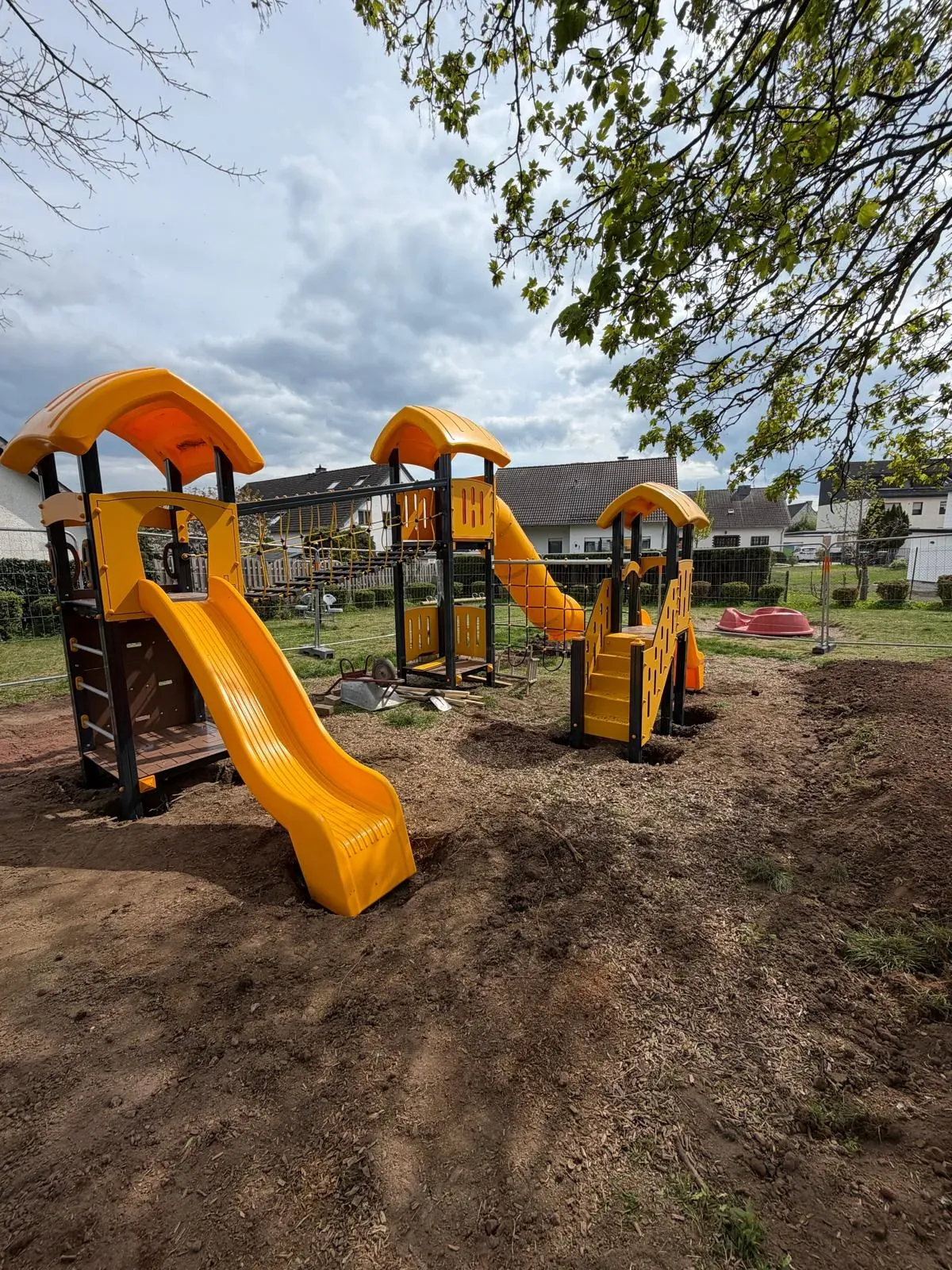 Zwei Spieltürme mit Wellenrutschen, montiert von Moshrif Spielplatzbau in Mayen, Foto 2