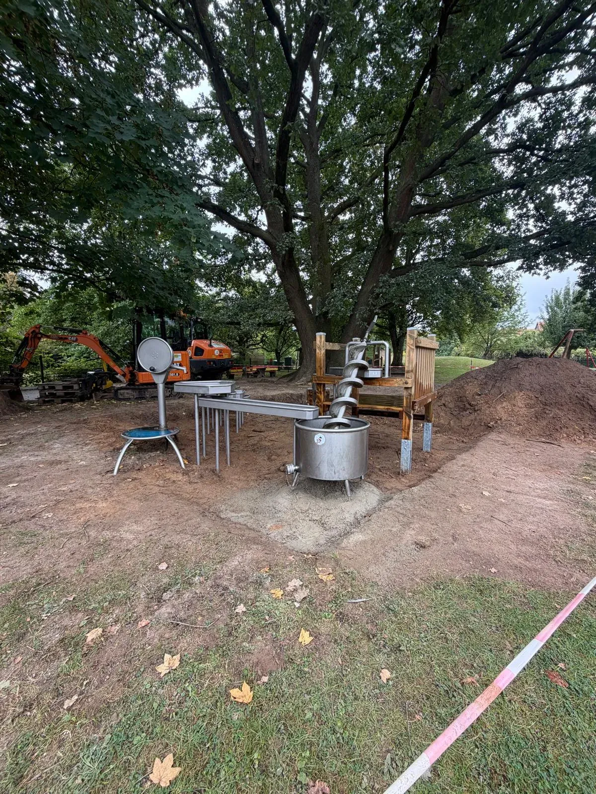 Metall-Spielturm mit Kletterelementen, montiert von Moshrif Spielplatzbau in Budenheim, Foto 3