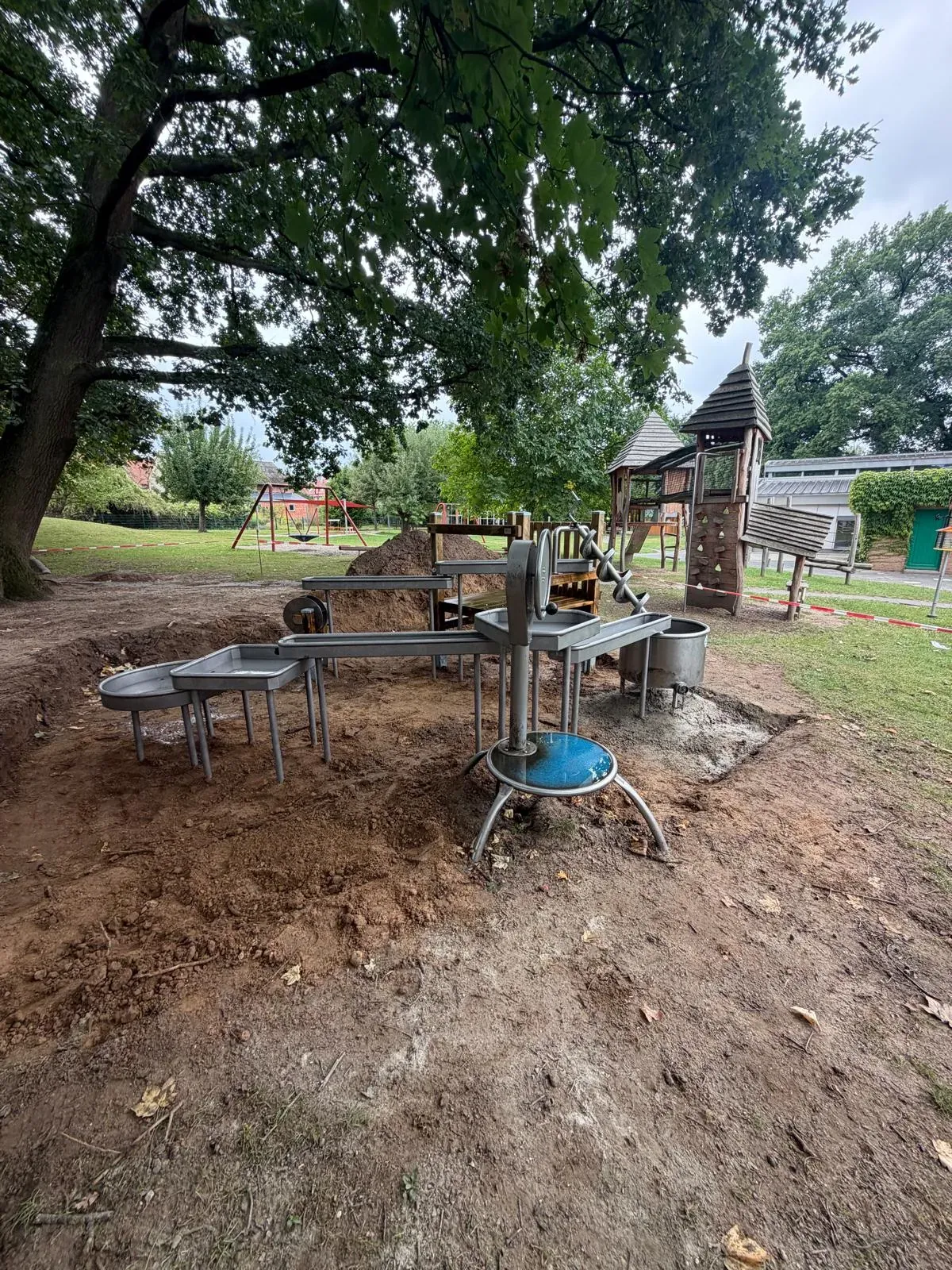 Metall-Spielturm mit Kletterelementen, montiert von Moshrif Spielplatzbau in Budenheim, Foto 4