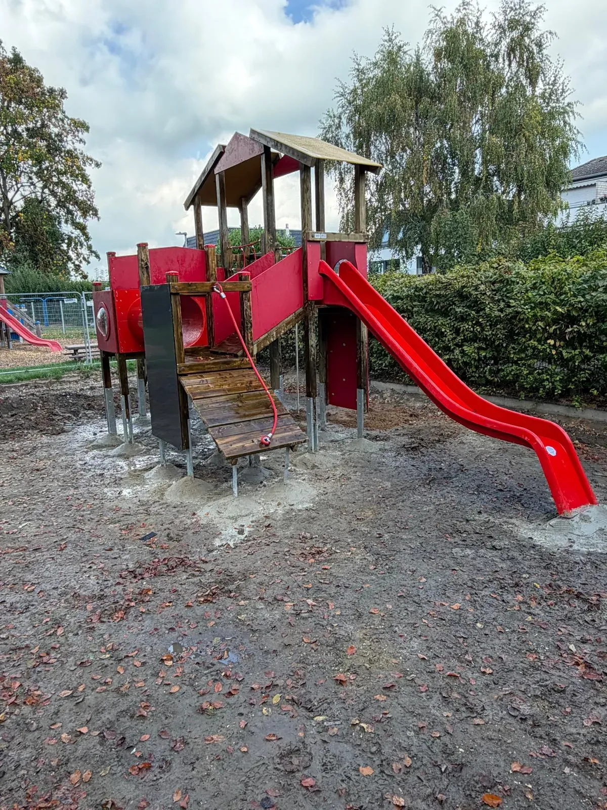 Spielkombination mit zwei Türmen und Rutsche, montiert von Moshrif Spielplatzbau in Bergheim