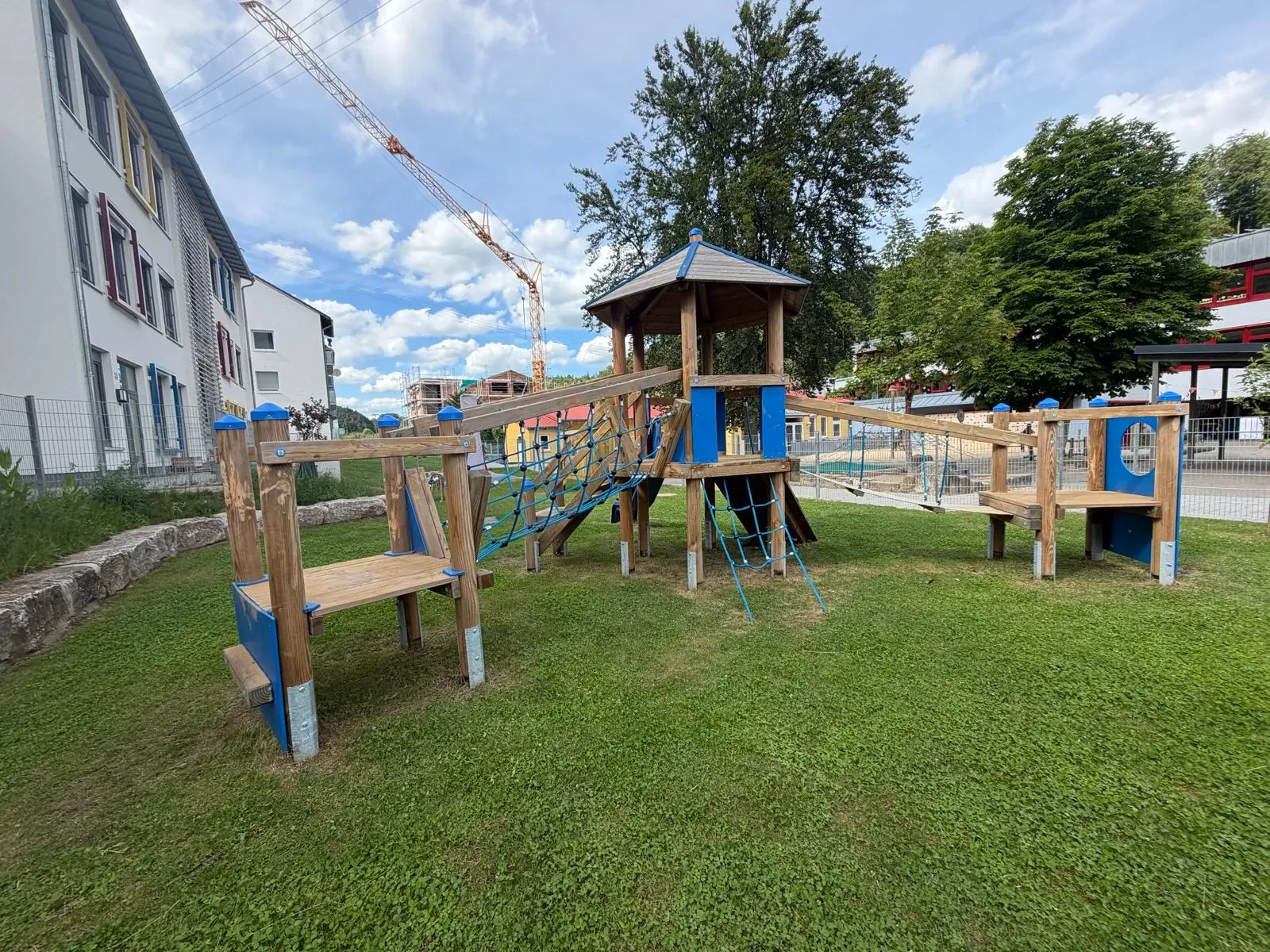 Große Holz-Spielkombination mit Brücken, montiert von Moshrif Spielplatzbau in Waischenfeld