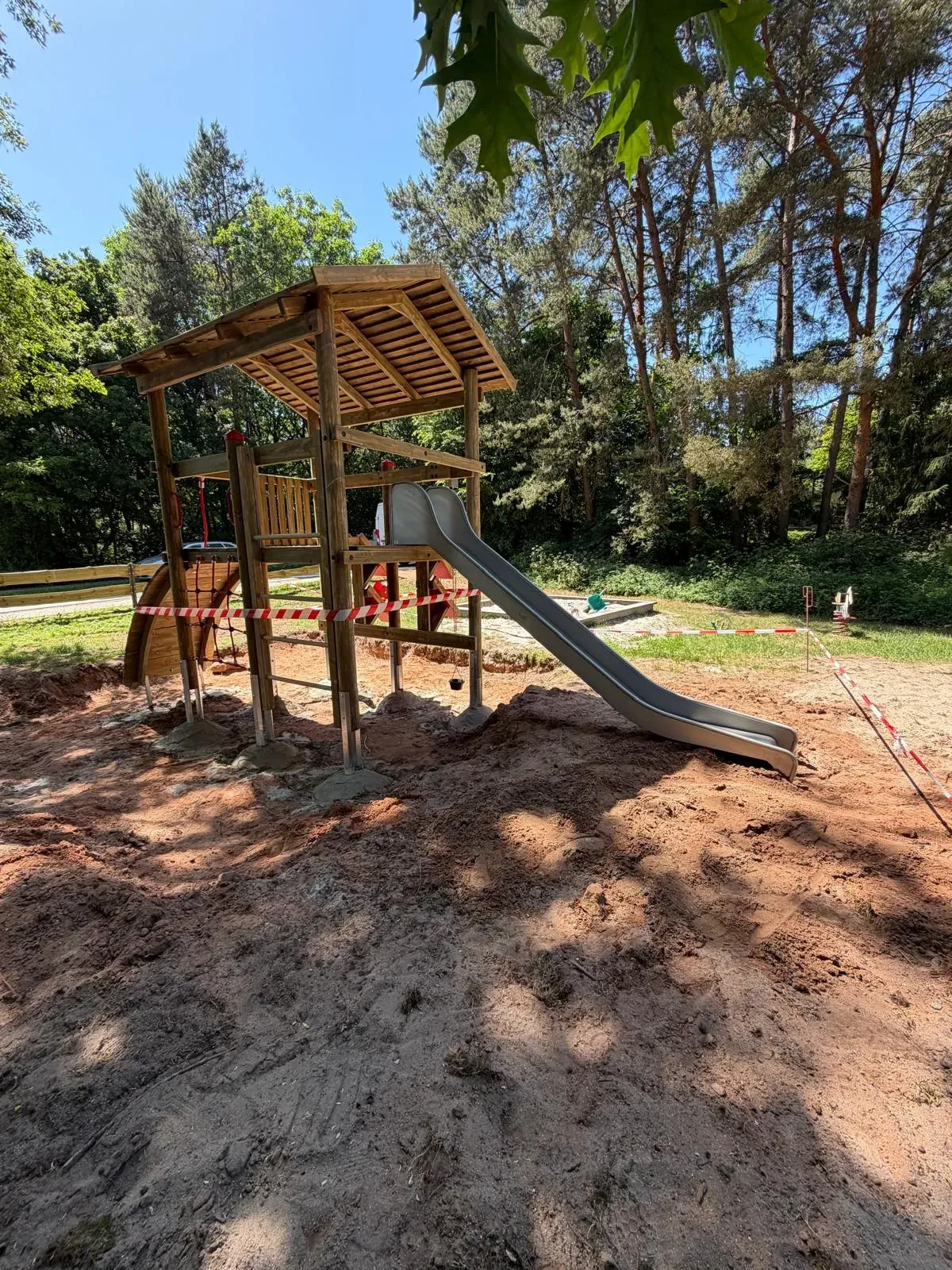 Holz-Spielturm mit Rutsche, montiert von Moshrif Spielplatzbau in Blieskastel