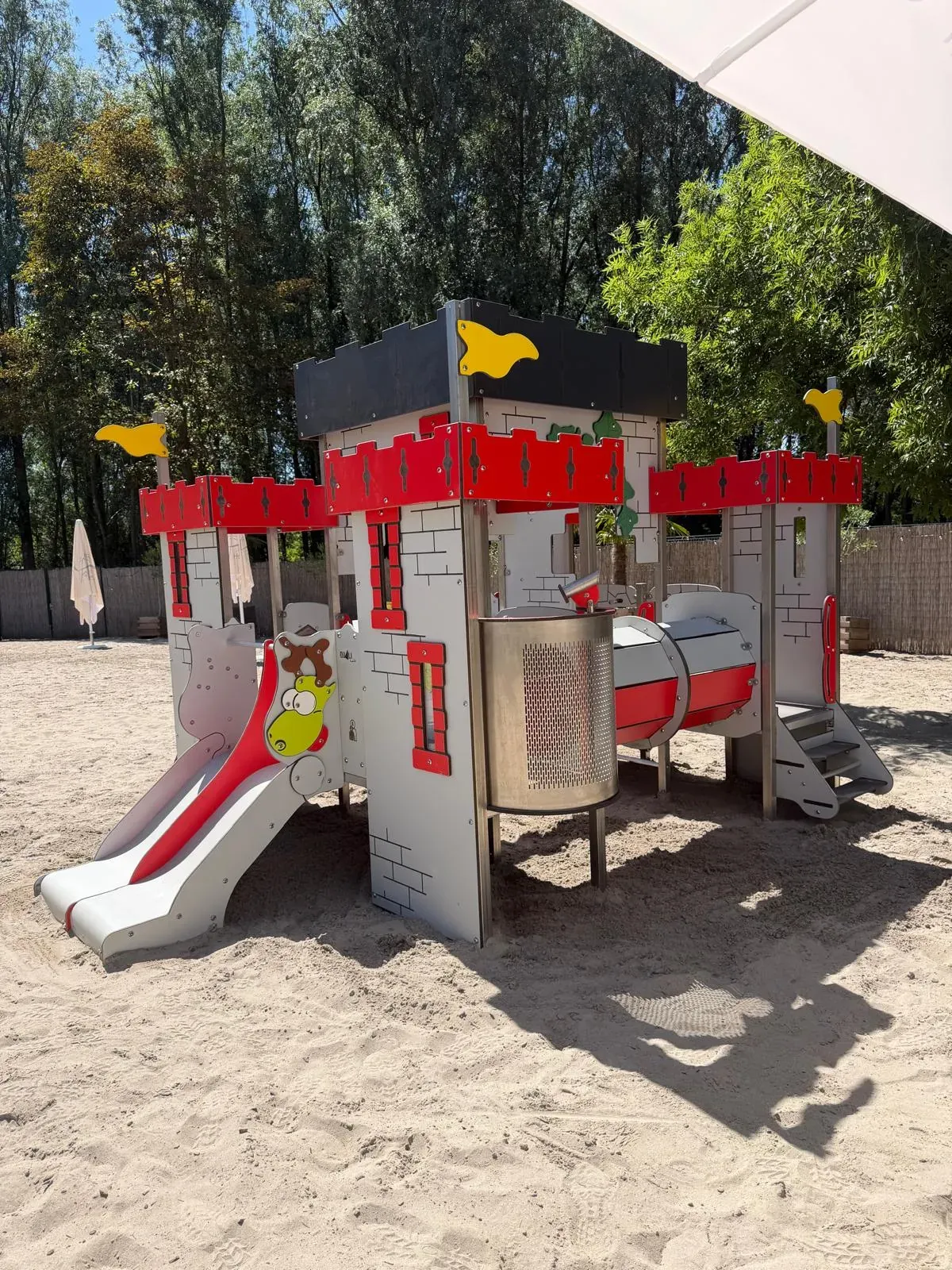 Spielburg mit Rutsche im Sand, montiert von Moshrif Spielplatzbau in Luxemburg