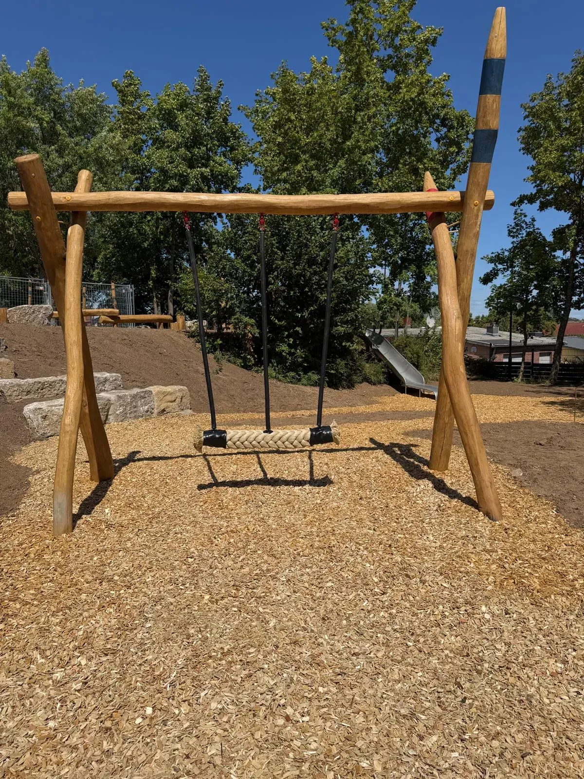 Naturspielplatz aus Robinie mit Tipis, Turm und Hängematte, montiert von Moshrif Spielplatzbau in Wetzlar