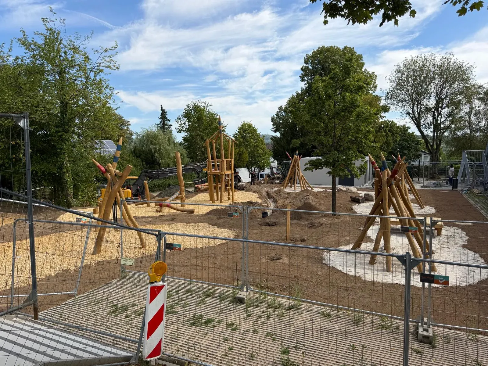 Naturspielplatz aus Robinie mit Tipis, Turm und Hängematte, montiert von Moshrif Spielplatzbau in Wetzlar, Foto 2