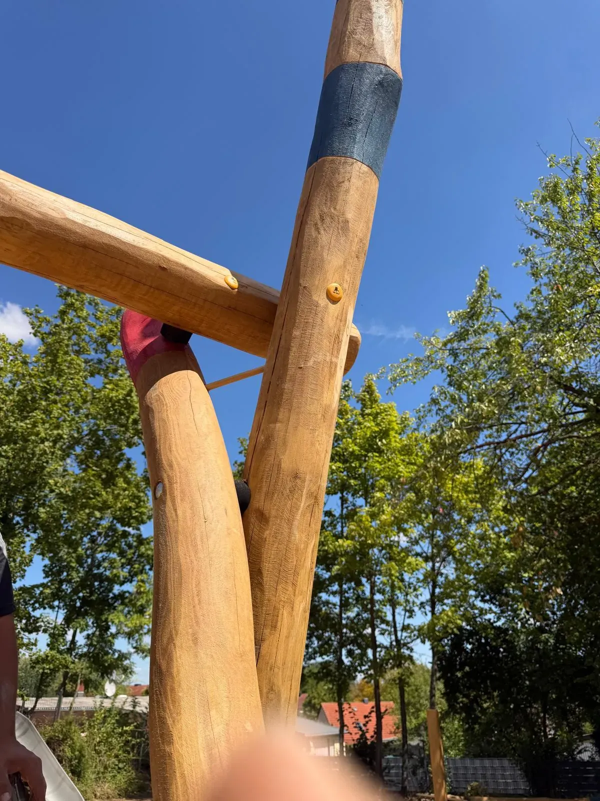 Naturspielplatz aus Robinie mit Tipis, Turm und Hängematte, montiert von Moshrif Spielplatzbau in Wetzlar, Foto 3