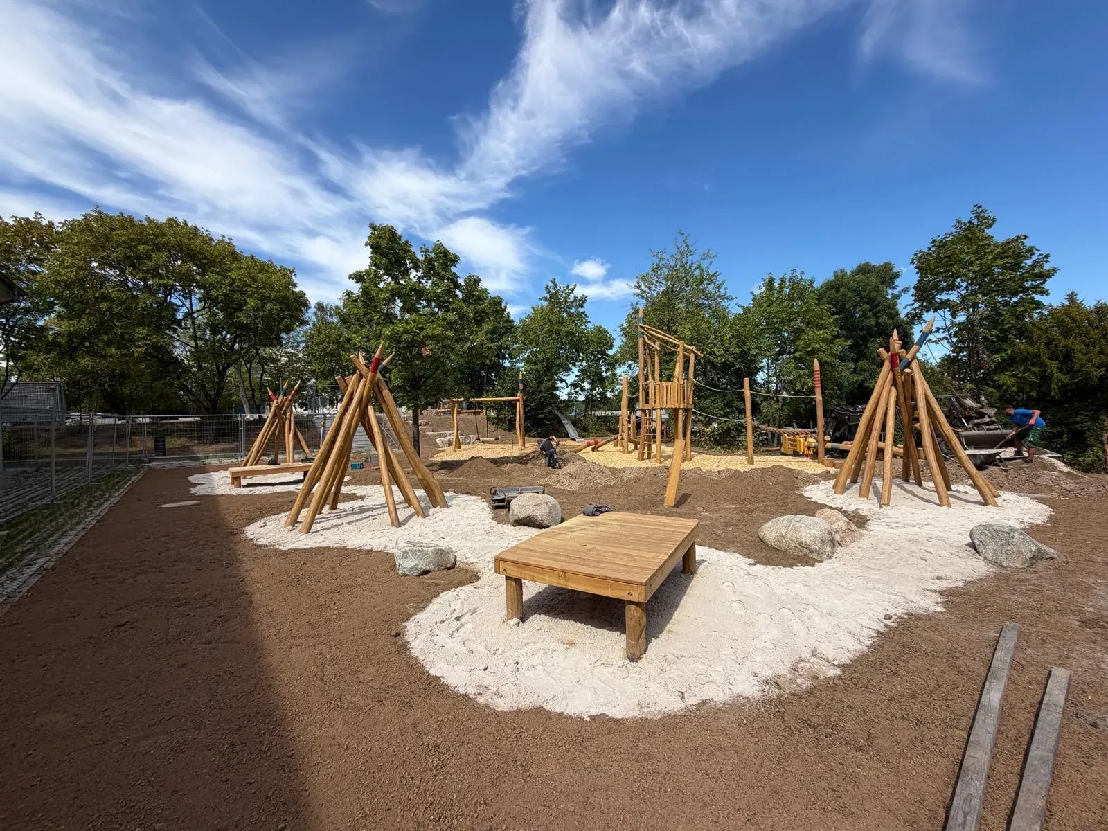 Naturspielplatz aus Robinie mit Tipis, Turm und Hängematte, montiert von Moshrif Spielplatzbau in Wetzlar, Foto 4