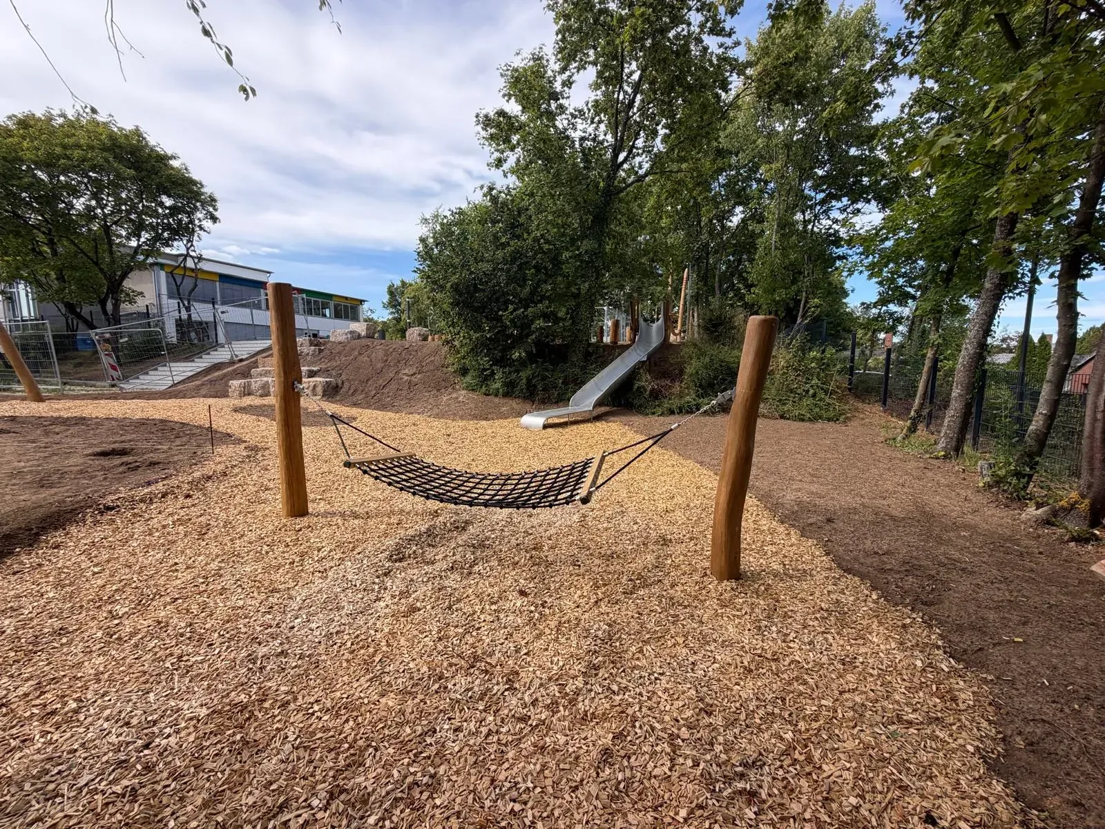 Naturspielplatz aus Robinie mit Tipis, Turm und Hängematte, montiert von Moshrif Spielplatzbau in Wetzlar, Foto 9