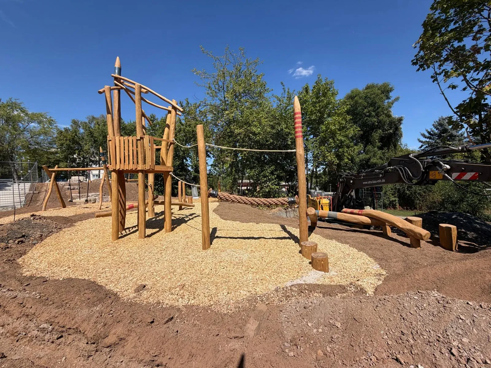 Naturspielplatz aus Robinie mit Tipis, Turm und Hängematte, montiert von Moshrif Spielplatzbau in Wetzlar, Foto 11