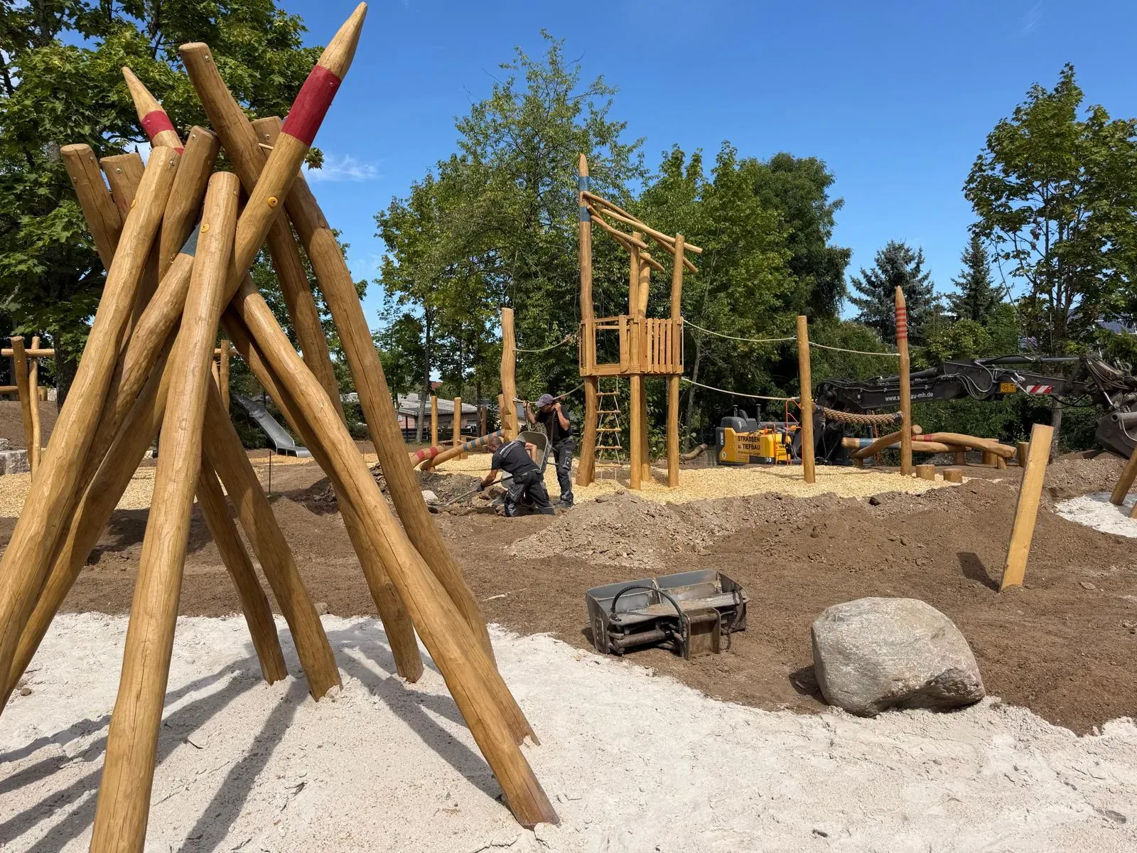 Naturspielplatz aus Robinie mit Tipis, Turm und Hängematte, montiert von Moshrif Spielplatzbau in Wetzlar, Foto 13