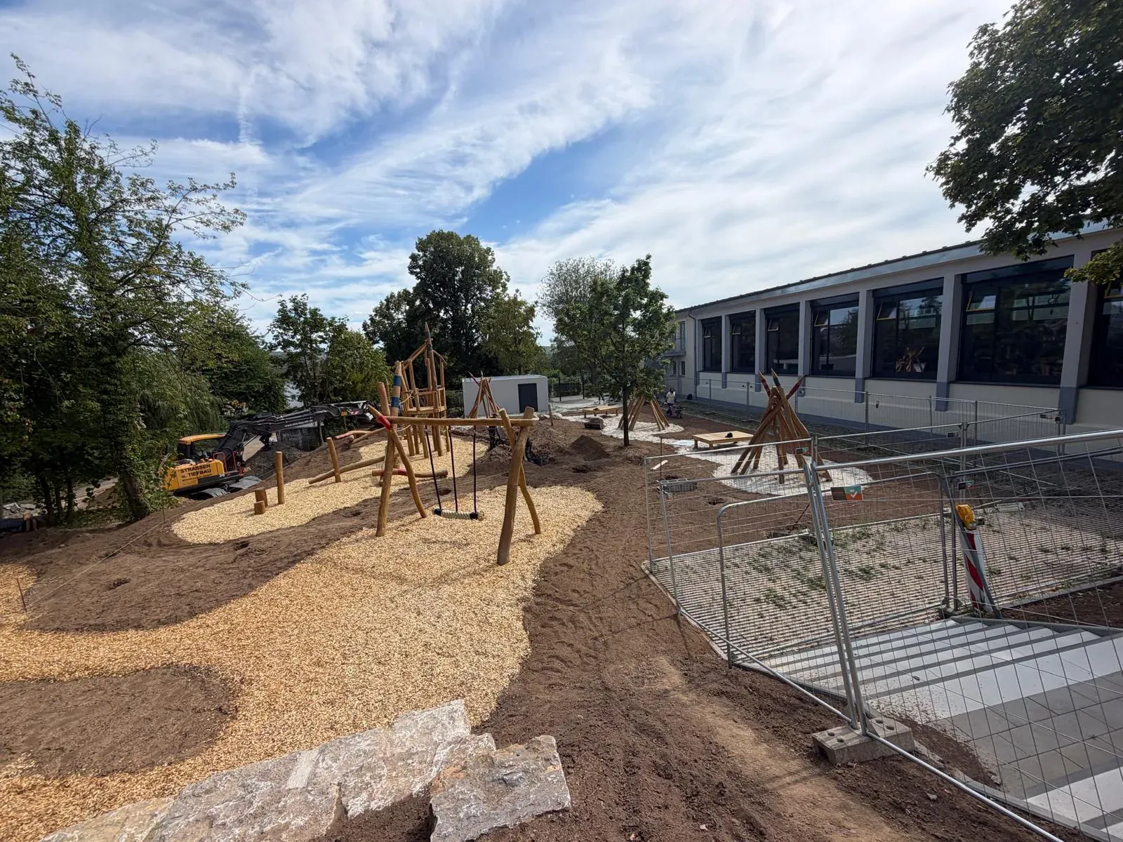 Naturspielplatz aus Robinie mit Tipis, Turm und Hängematte, montiert von Moshrif Spielplatzbau in Wetzlar, Foto 14