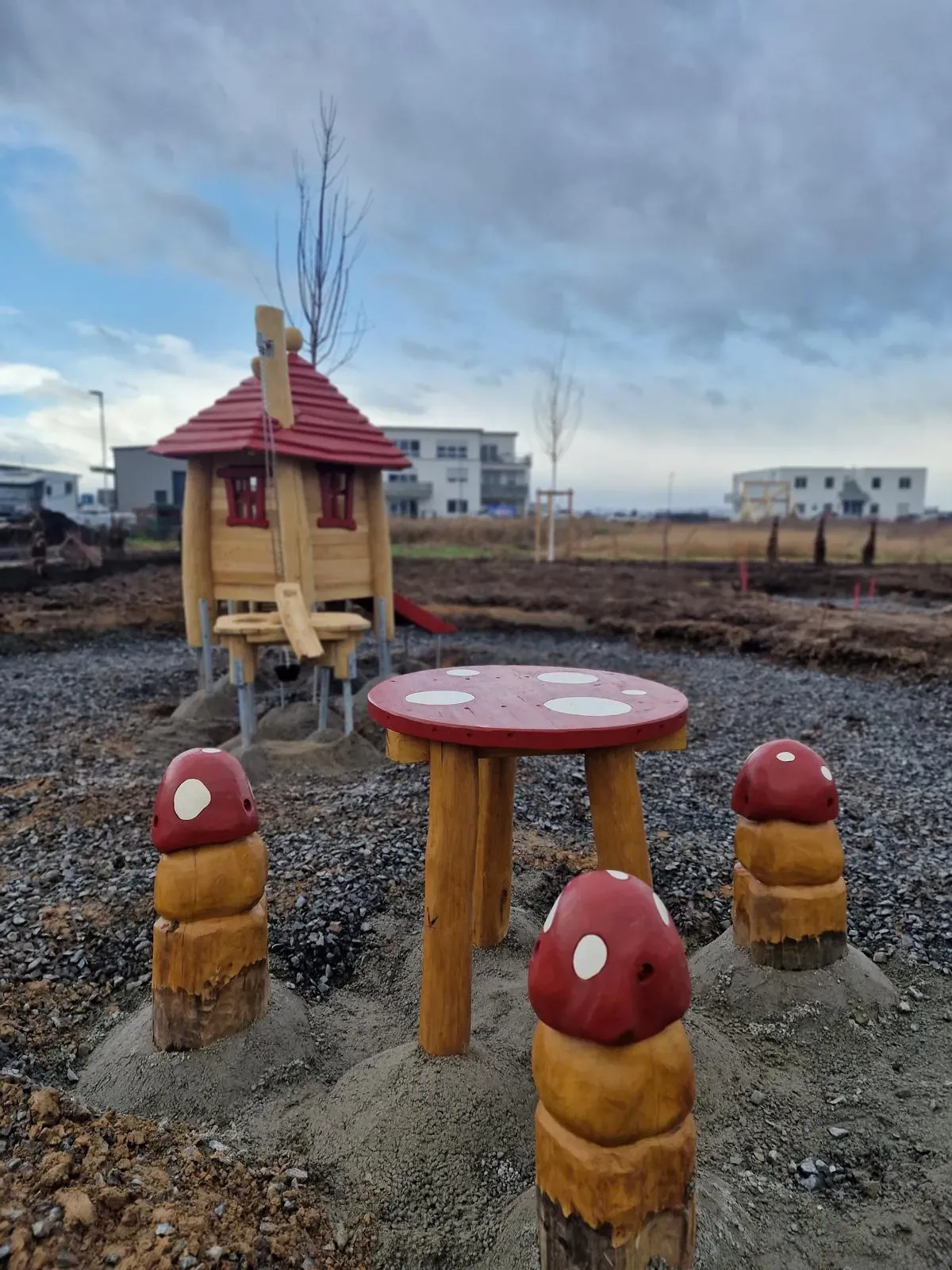 Spielhaus, Spielturm und Pilzsitze, montiert von Moshrif Spielplatzbau in Stadtallendorf
