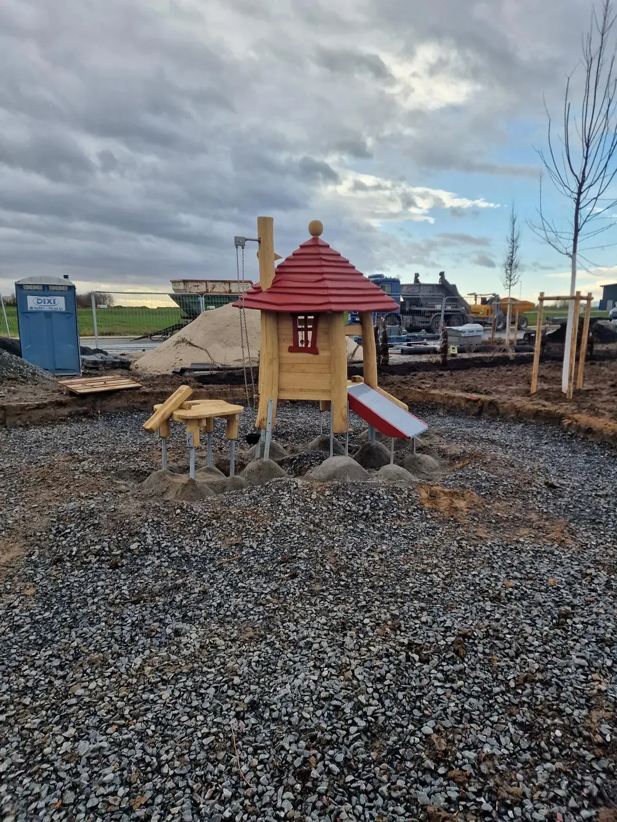 Spielhaus, Spielturm und Pilzsitze, montiert von Moshrif Spielplatzbau in Stadtallendorf, Foto 3