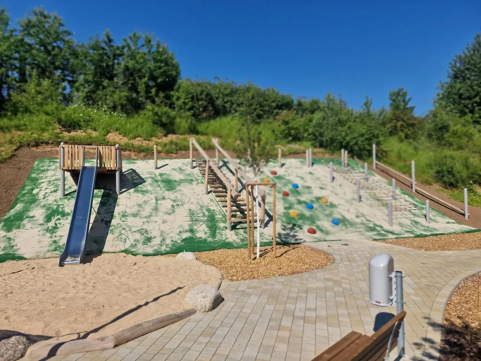 Hangspielplatz mit grünem Fallschutz, montiert von Moshrif Spielplatzbau im Rhein-Main-Gebiet