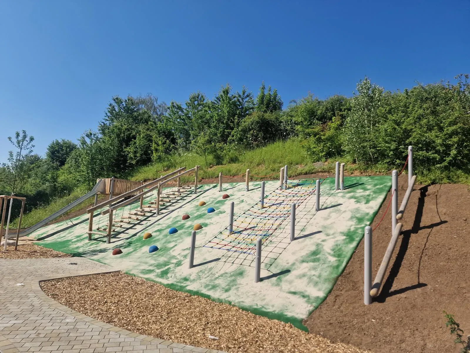 Hangspielplatz mit grünem Fallschutz, montiert von Moshrif Spielplatzbau im Rhein-Main-Gebiet, Foto 2