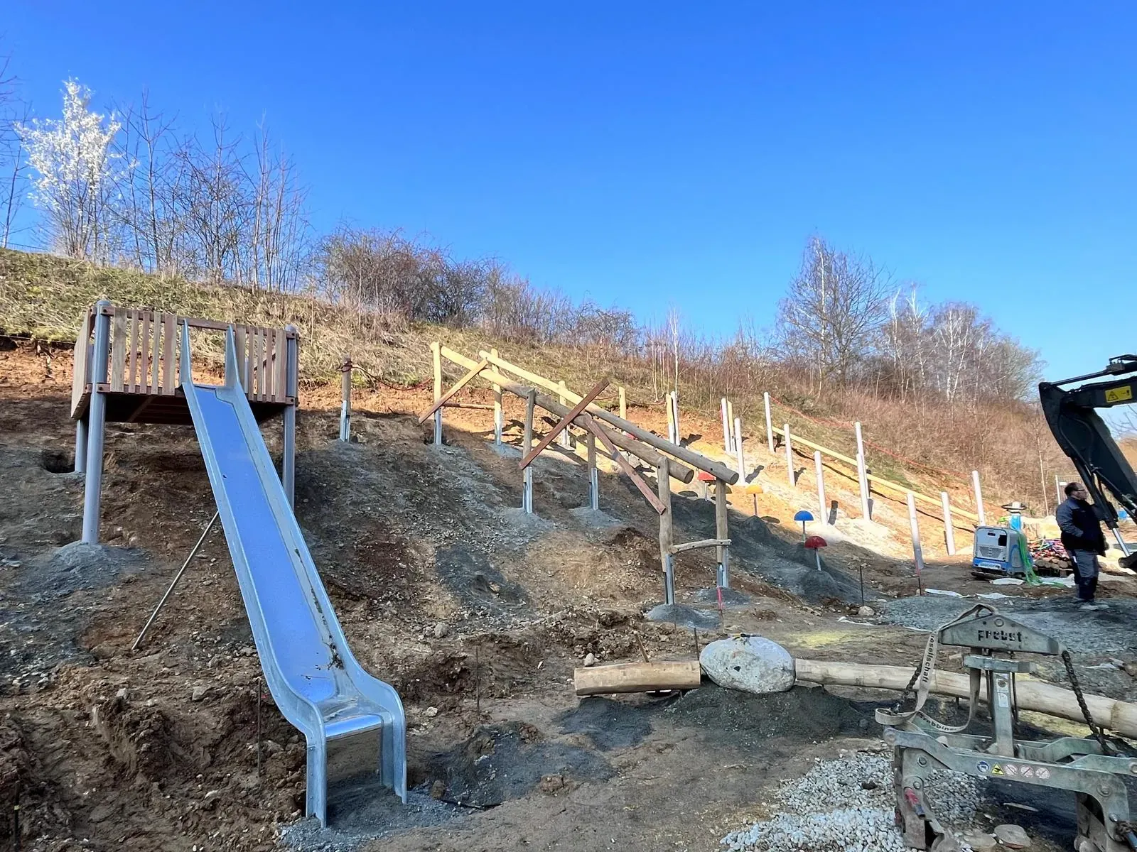 Hangspielplatz mit grünem Fallschutz, montiert von Moshrif Spielplatzbau im Rhein-Main-Gebiet, Foto 3