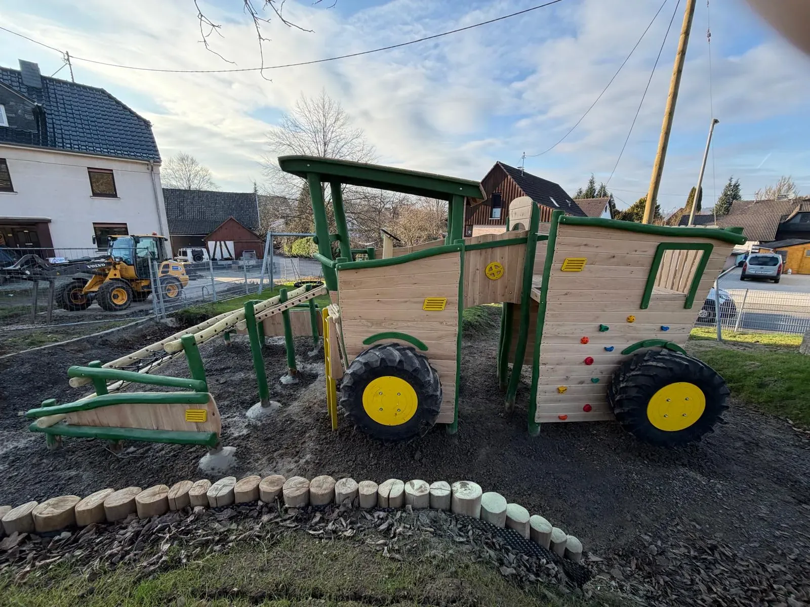 Holz-Spieltraktor mit Rutsche, montiert von Moshrif Spielplatzbau im Raum Neuwied, Foto 3