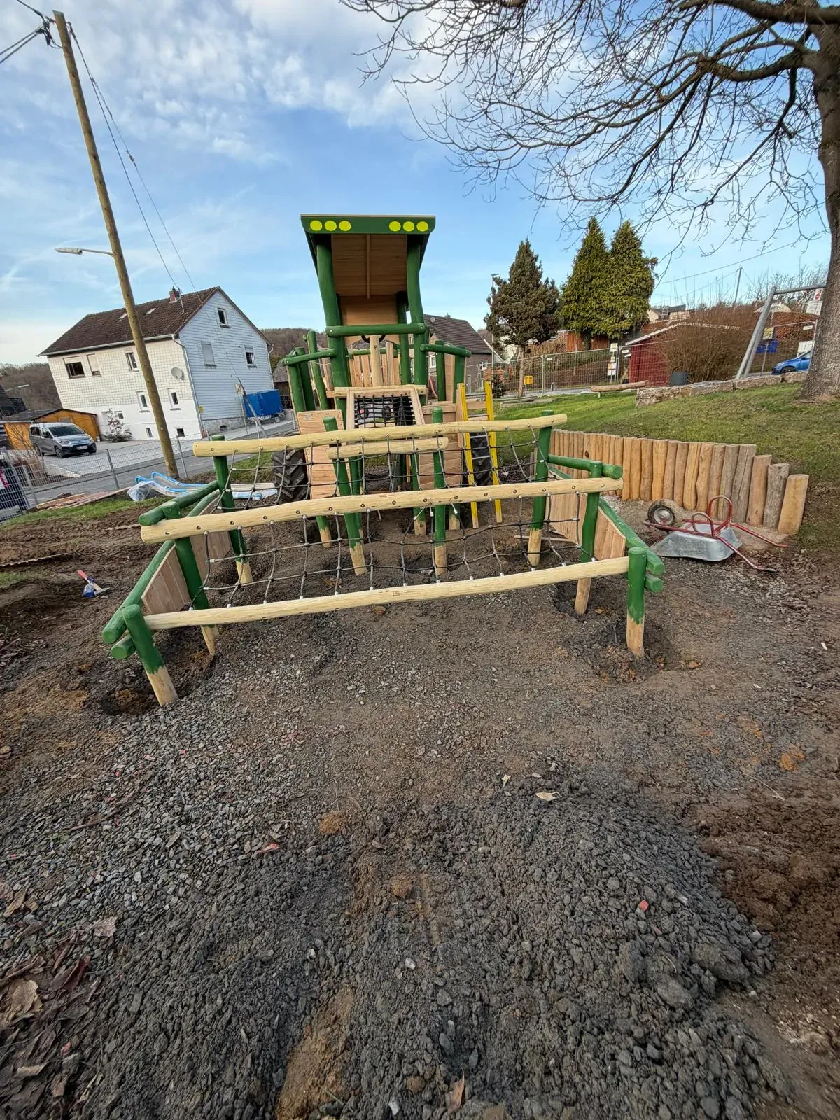 Holz-Spieltraktor mit Rutsche, montiert von Moshrif Spielplatzbau im Raum Neuwied, Foto 5