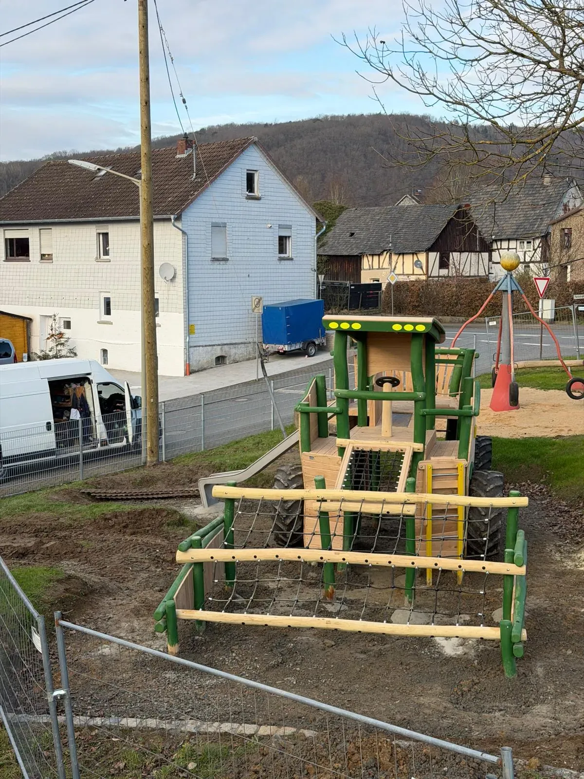 Holz-Spieltraktor mit Rutsche, montiert von Moshrif Spielplatzbau im Raum Neuwied, Foto 6