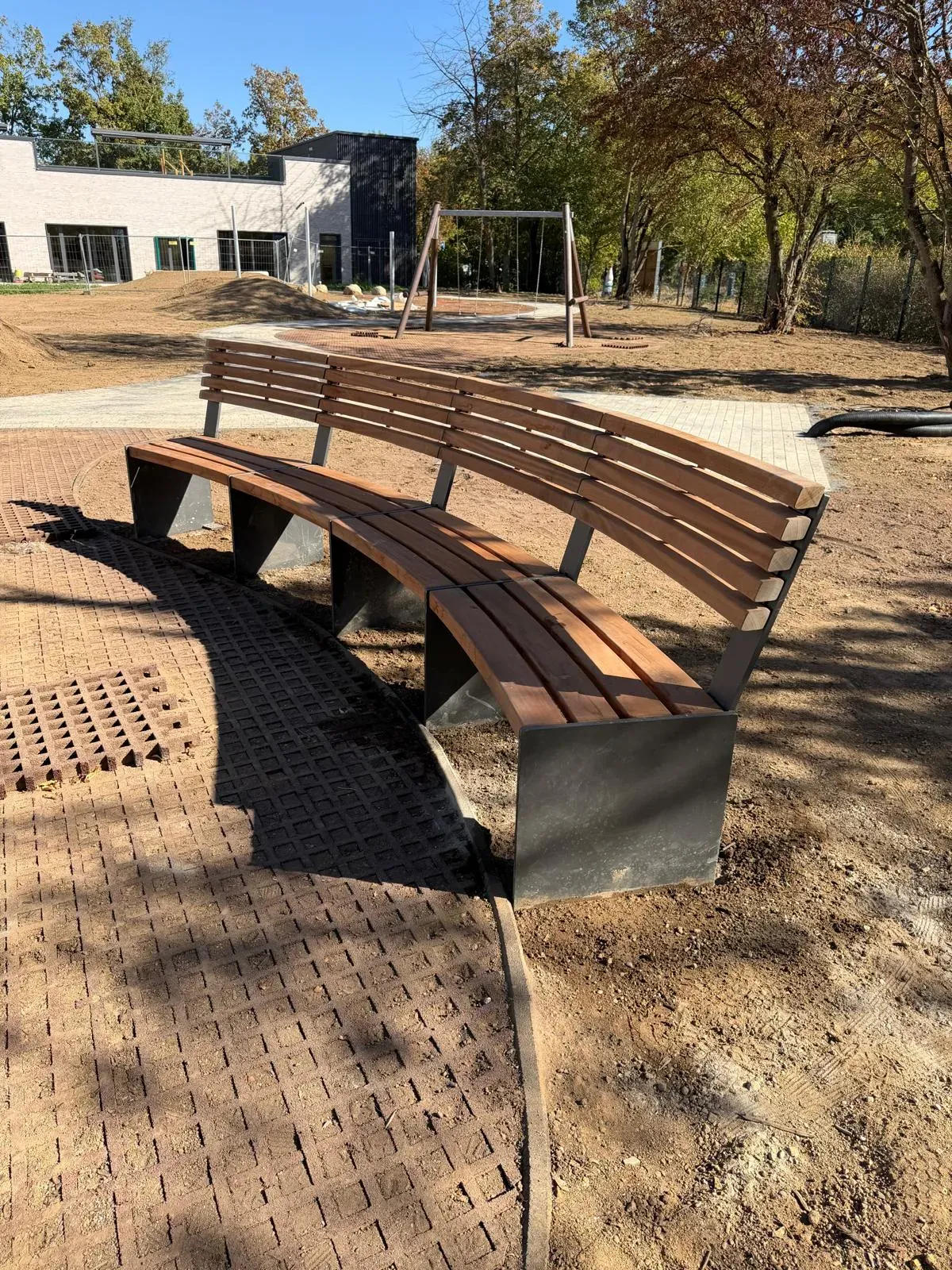 Röhrenrutsche am Hügel und Rundbank, montiert von Moshrif Spielplatzbau in Bad Vilbel, Foto 2