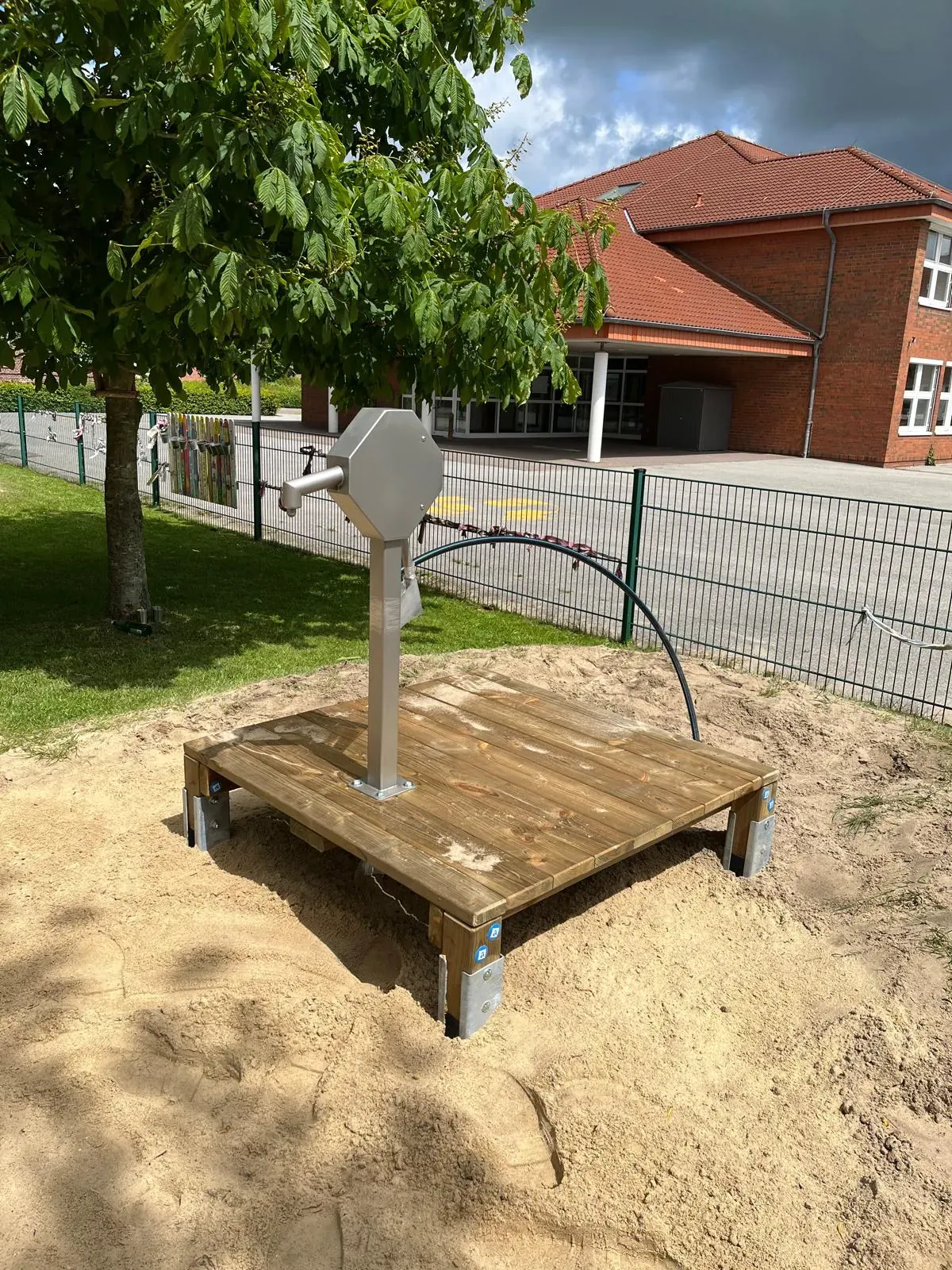 Spielelement mit Holzpodest im Sand, montiert von Moshrif Spielplatzbau in Schleswig-Holstein