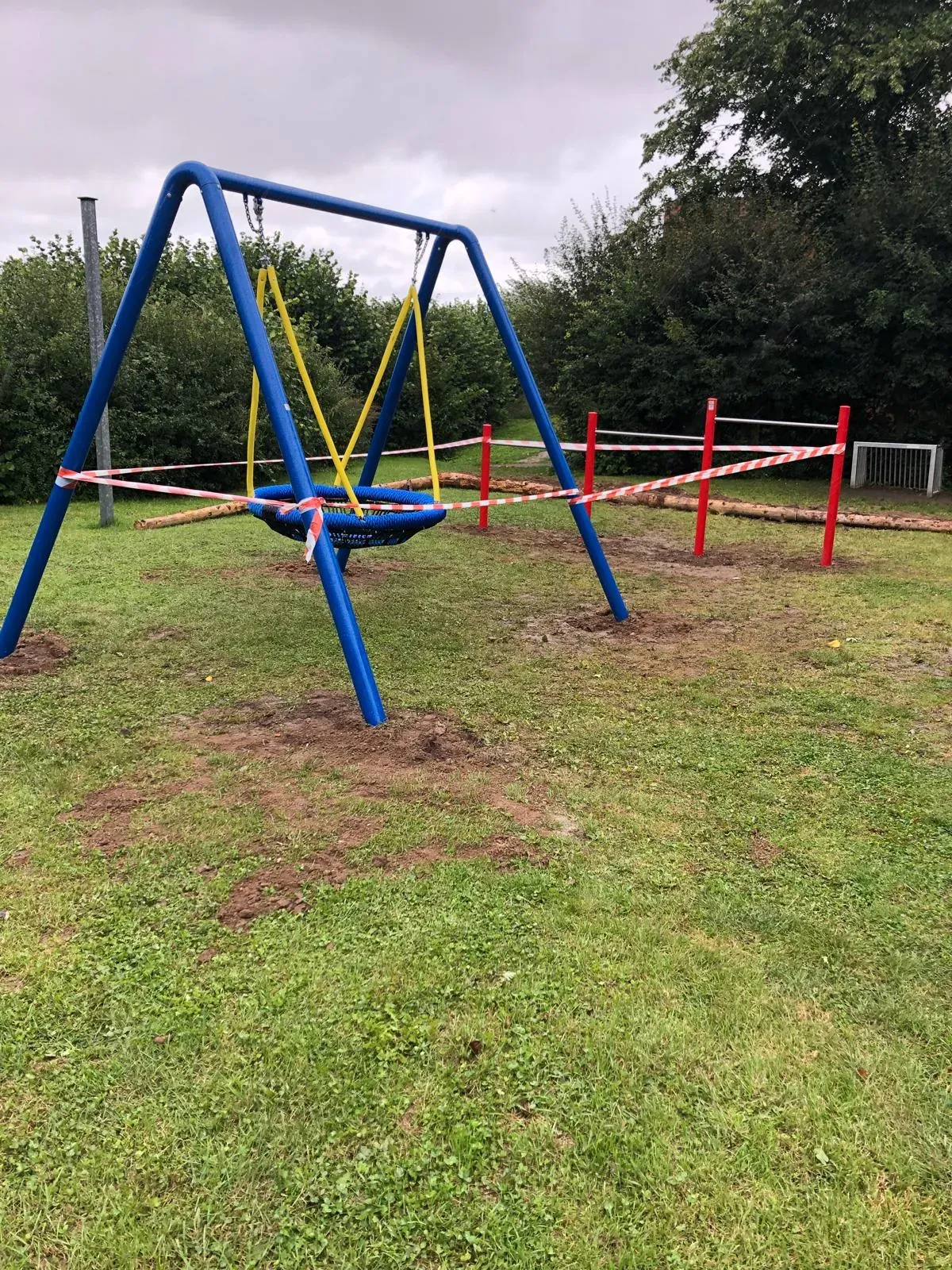 Schaukelgestell mit Nestschaukel, montiert von Moshrif Spielplatzbau in Schleswig-Holstein