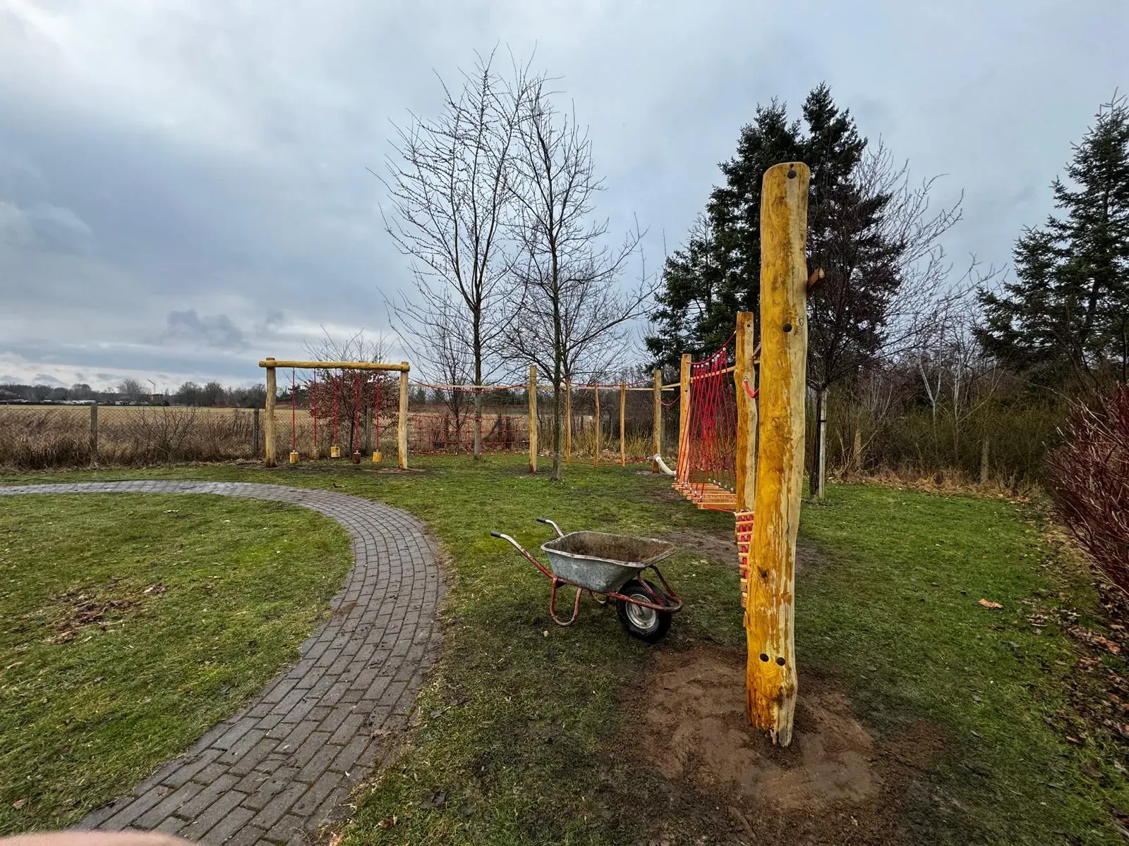 Spielpfosten am Weg, montiert von Moshrif Spielplatzbau nahe der polnischen Grenze