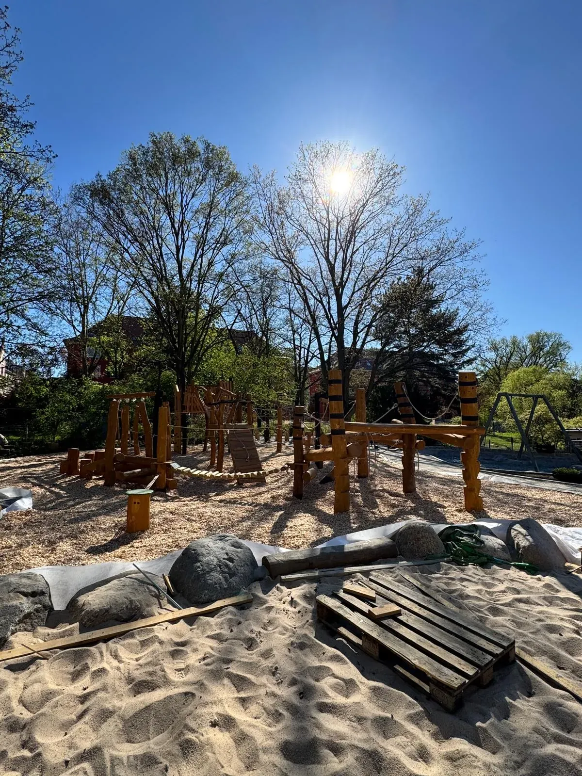 Holz-Spiellandschaft im Sand, montiert von Moshrif Spielplatzbau in Stadtallendorf