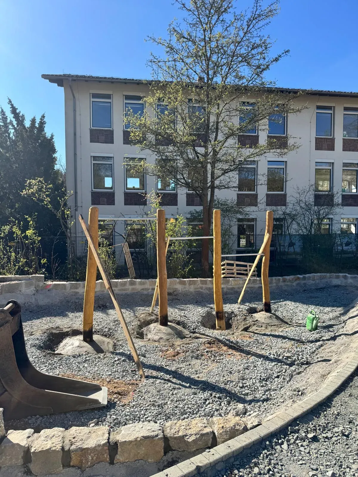 Holz-Spiellandschaft im Sand, montiert von Moshrif Spielplatzbau in Stadtallendorf, Foto 4