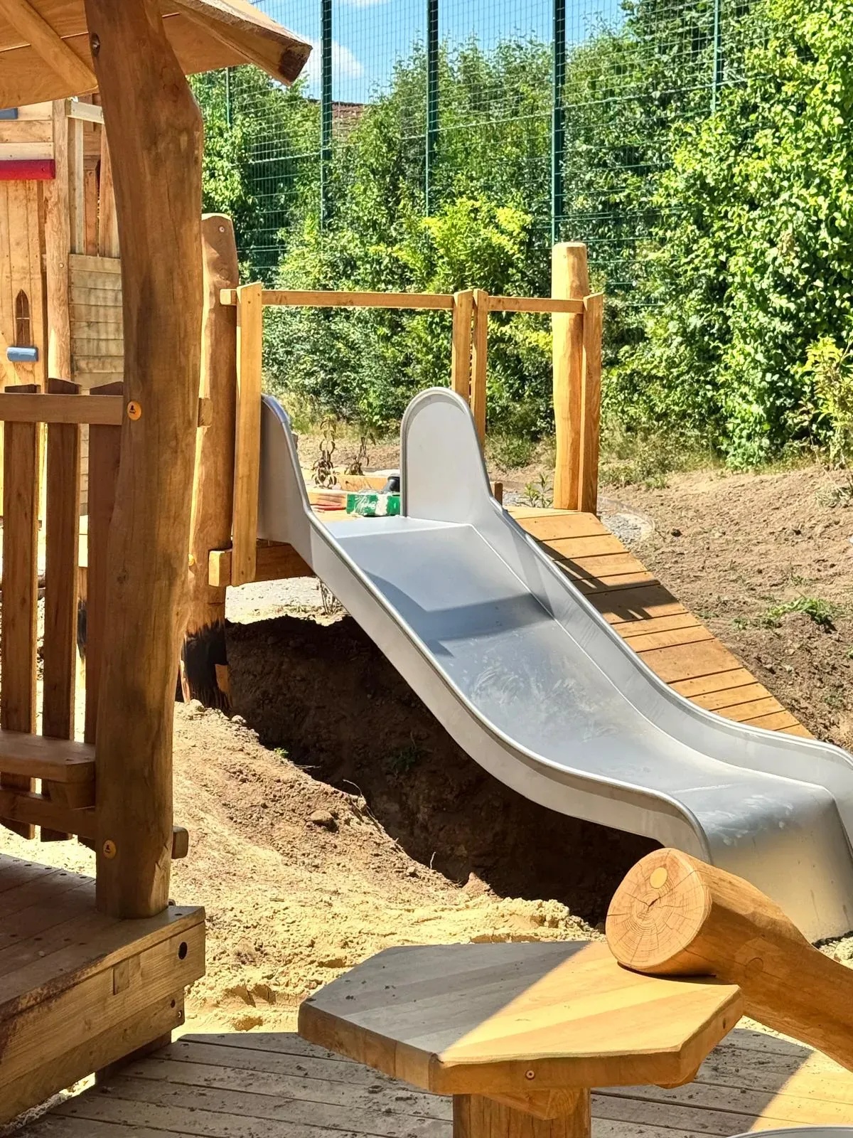 Holz-Spiellandschaft im Sand, montiert von Moshrif Spielplatzbau in Stadtallendorf, Foto 5